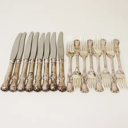 8 bordsknivar 21cm, stål i blad, bruttovikt 500,9g, 8 bordsgafflar 18cm, 400,8g, silver 830/1000