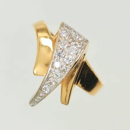 Ring med 15 vita stenar, stl 17¼ bredd 2-18mm, 21K 4g totalt.