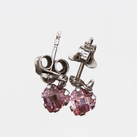 Ett par örhängen med hjärtformade rosa stenar 12mm, stift, 925/1000 silver Vikt: 1 g