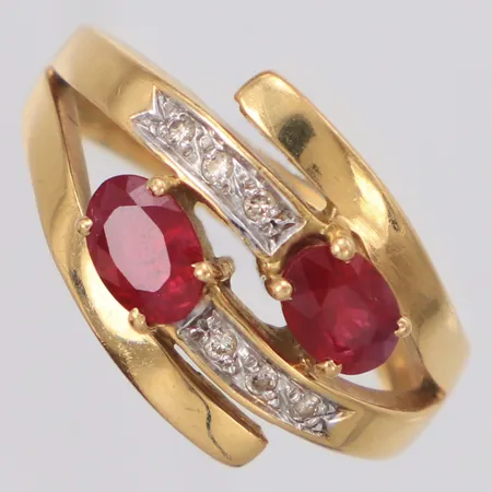 Ring med röda stenar och diamanter ca 6x0,01ct, stl:17¼, mikronagg, 18K Vikt: 6,4 g
