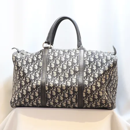 Väska Dior, modell Speedy, monogramcanvas, invändigt en ficka med dragkedja, mörkblå skinndetaljer, ca 40x22x18cm, fläckar, slitage, mindre skador, insida med mycket fläckar, viss doft Skickas med postpaket.