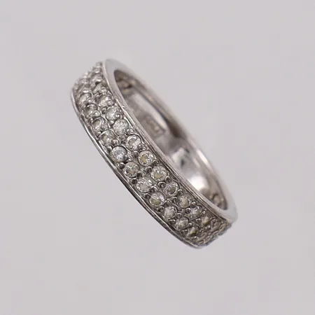 Alliansring med kubisk zirkonia stl:17, bredd 4,7-4,8mm, GHA, rodierat silver 925/1000 Vikt: 3,2 g