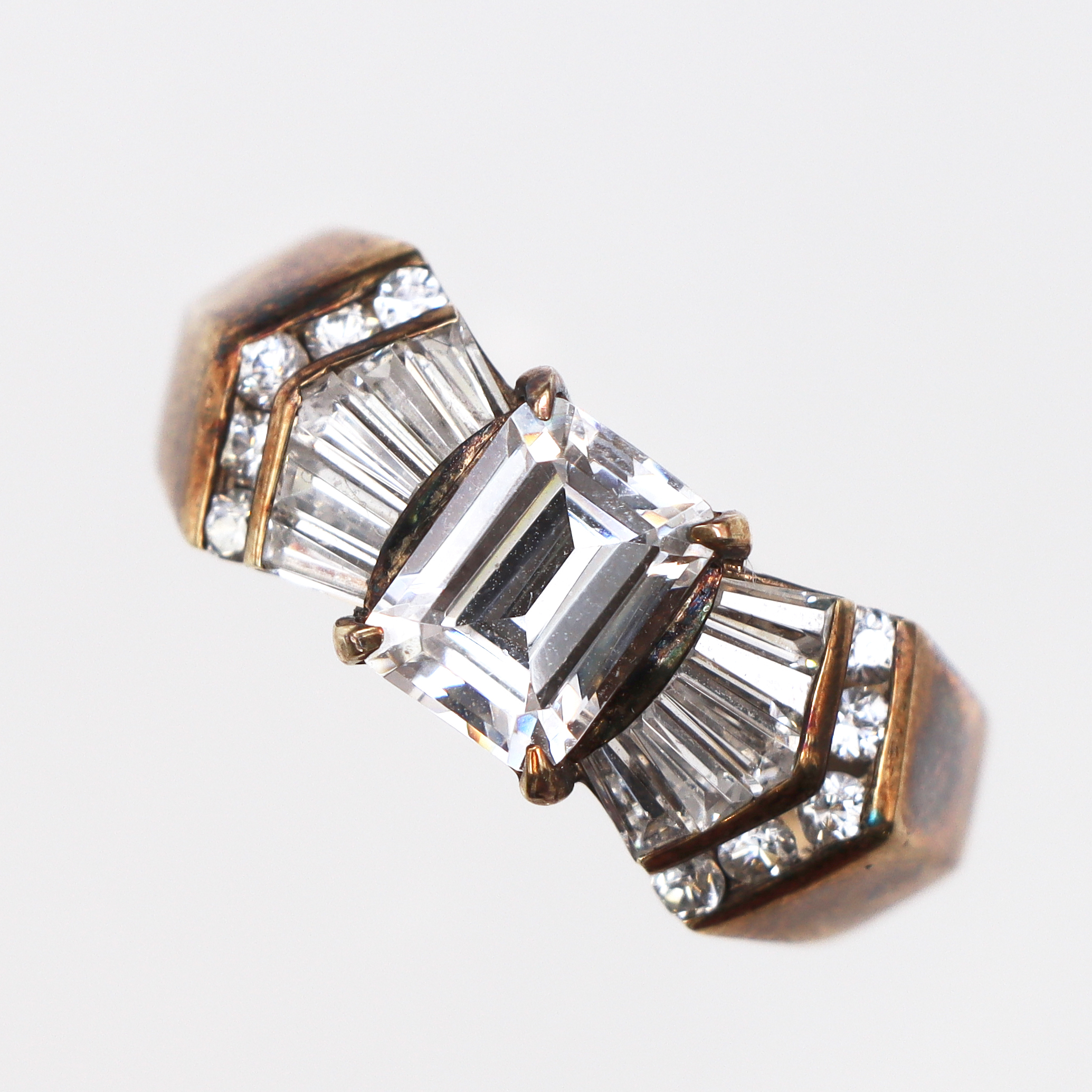 Ring The Franklin Mint med vita stenar, Stl:20, bredd: 4,3-9,5mm, 925/1000 silver, tillhörande etui samt ytterkartong. Vikt: 6,9 g
