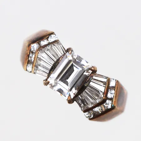 Ring The Franklin Mint med vita stenar, Stl:20, bredd: 4,3-9,5mm, 925/1000 silver, tillhörande etui samt ytterkartong. Vikt: 6,9 g