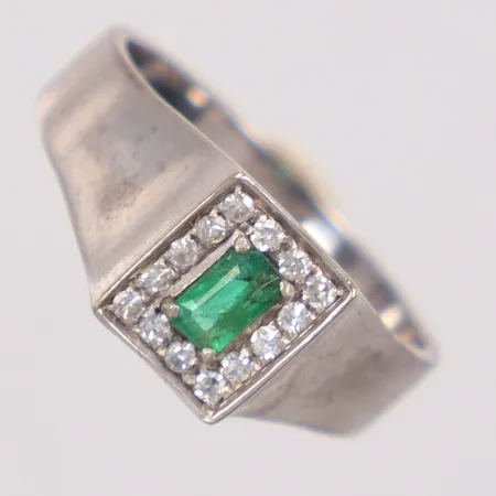 Ring diamanter 14x0,01 smaragd 2,8x5,2mm vitguld stl:18¾ 18k Vikt: 6,4 g