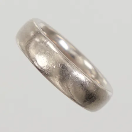 Ring, stl 19¼, bredd 6,2mm, vitguld, Guldsmeden Manuel år 2013, 18K Vikt: 15,8 g på auktion i Fridhemsplan hos Pantbanken Sverige