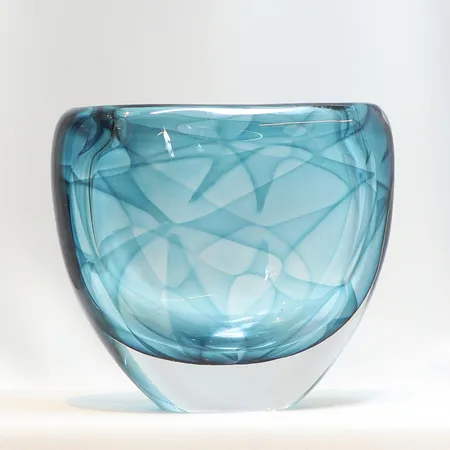 Vas Vicke Lindstrand för Kosta modell "Colora" Underfång i blått med dekor av geometriskt mönster, signerad Kosta 41673, höjd ca 16, bredd 18cm, repor och slitage ca 1960-tal  Skickas med postpaket.