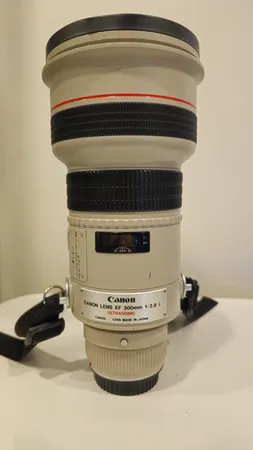 Teleobjektiv Canon 300mm EF 1:2,8 L Ultrasonic #27660, buckla främre delen.  Skickas med postpaket.