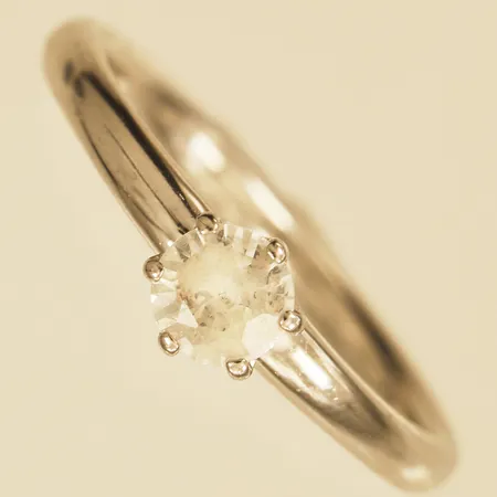 Ring med vit sten stl:18 bredd 5,7mm vitguld 18K Vikt: 3,8 g