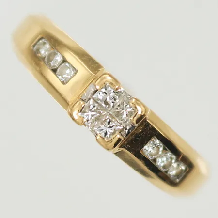 Ring med 10 diamanter ca 0,10ct totalt. stl 17 bredd 2,5-4,5mm Guldfynd, 18K 3,9g