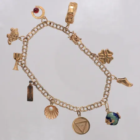 Armband Bismarck med berlocker, längd 19,5cm bredd 4-21mm, missfärgad berlock, några berlockor buckliga. 18K Vikt: 10,4 g