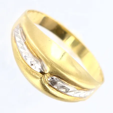Ring vitguldsdetalj stl:18¾, bredd 3-9mm, ojämn rodiering, 14K Vikt: 2,2 g