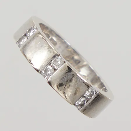 Ring med diamanter 6x 0,05ct, totalt 0,30ct enligt gravyr, stl 17¼, bredd 5mm, gravyr, vitguld 18K Vikt: 7,8 g