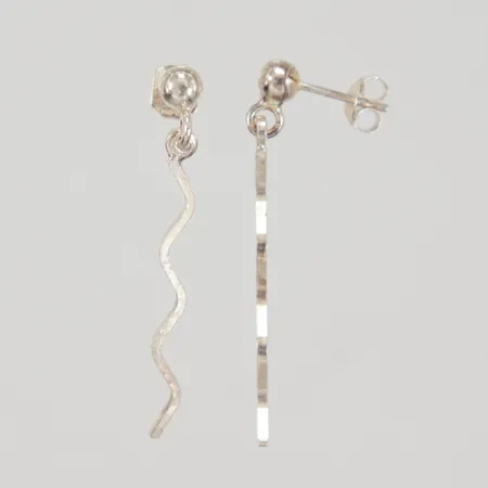 Ett par örhängen 38x0,9mm, ena snurrebuss i metall, övriga delar silver 925/1000 Vikt: 1,5 g