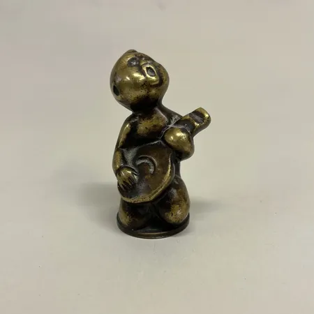 Figurin Hugo Gehlin, höjd 7cm, gulmetall, åldersrelaterat slitage, märkt