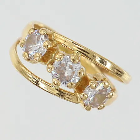 Ring Guldfynd med vita stenar stl:17½ bredd 9,6mm, något skev 18K Vikt: 2 g