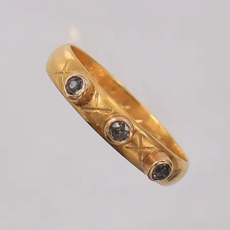 Ring med stenar stl:18½, bredd 4,0mm, gravyr. 23K Vikt: 3,6 g