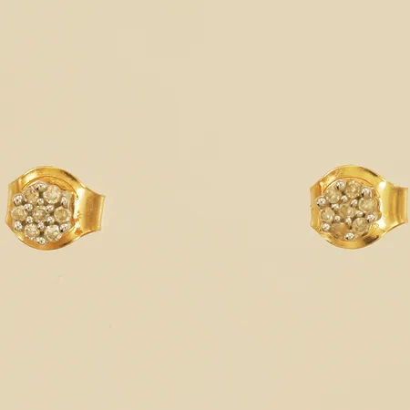 Ett par örhängen med diamanter 14x0,005ct, Ø3,5mm 18K Vikt: 0,9 g