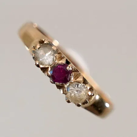 Ring med röd och vita stenar stl 17¼ bred 2,3 - 3,9mm 18k Vikt: 1,8 g