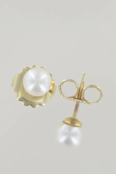 Ett par örhängen med pärla bredd 6 mm 14K  Vikt: 2,4 g