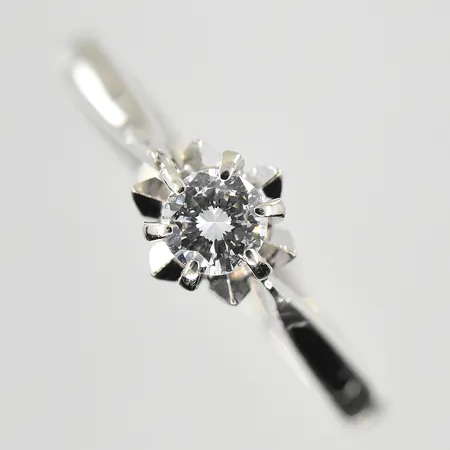 Ring med diamant 0,20ct stl:17½, bredd 2-6mm, vitguld, 18K. Vikt: 2,4 g