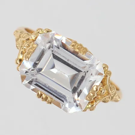 Ring med vit sten stl:16¾, bredd 9,5mm, 18K Vikt: 3,1 g