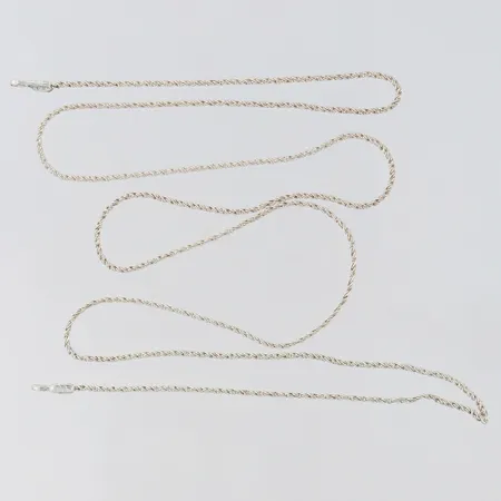 Kedja tvinnad längd 52,5cm bredd 1mm skadade länkar sakar lås Silver 925/1000.  Vikt: 2,6 g