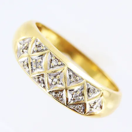 Ring Guldfynd med diamanter 13 x ca 0,005ct stl:17, bredd 2,5mm-6mm, 18K. Vikt: 3,4 g
