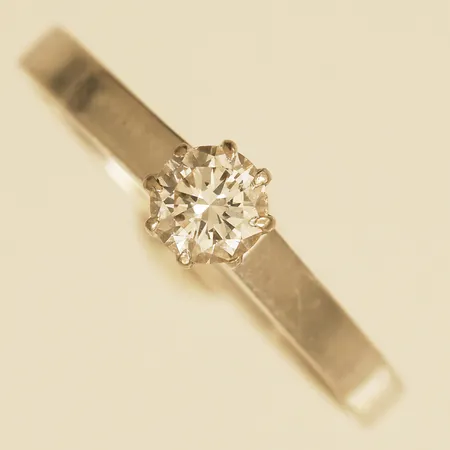 Ring med diamant 1xca0,24ct stl:16¼ bredd 4,3mm år 1973 vitguld 18K Vikt: 2,5 g