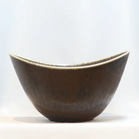 Skål Gunnar Nylund för Rörstrand stengods, serie "AXK", formgiven 1957, Bredd ca 26,5 cm. Djup ca 23 cm. Höjd ca 15,5 cm, brunglaserad Skickas med postpaket.