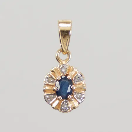 Hänge med safir samt 6 åttkantslipade diamanter ca 0,02ctv, 16x7mm, 18K Vikt: 0,7 g