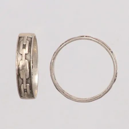 Två ringar stl. 20¾ och 20½, gravyr, silver 830/1000 Vikt: 6 g