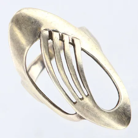 Ring stl:16½ bredd: 3-34mm, 925/1000 silver Vikt: 4 g
