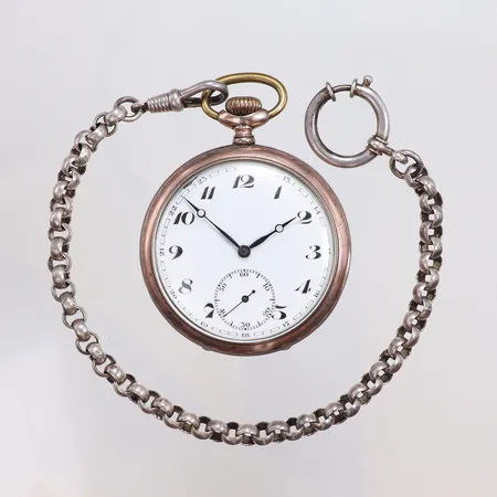 Fickur Ø49mm okänd tillverkare, urtavla med skada, blånerade visare, ca 1920-tal, med kedja i vitmetall, boett i silver 800/1000 bruttovikt 85,2g (med kedjan)