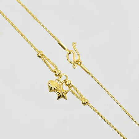 Collier Thaiguld med fasta berlocker längd 42cm, länkens bredd ca 2mm, 23K. Vikt: 7,6 g