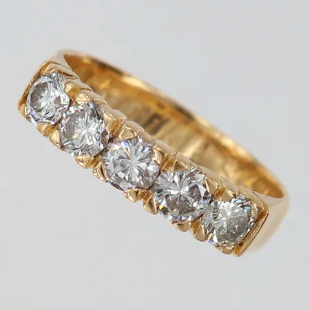 Ring med briljantslipade diamanter 5 x ca 0,20ct, tot ca 1,00ctv kvalité ca Cr-Ca(J-L)/Si-P stl: 18, bredd 4mm, gravyr, 18K. Vikt: 4,5 g