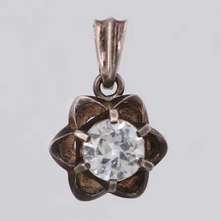 Hänge med vit sten längd 17mm, bredd 12mm, 925/1000 silver Vikt: 2,1 g