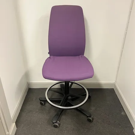 Kontorsstol Kinnarps, sitthöjd ca 62-91cm, slitage, fläckar på tyg. OBS! Endast upphämtning i butik inom 30 dagar från betalning. Vikt: 0 g Specialfrakt, kontakta pantbankskontoret för mer information.