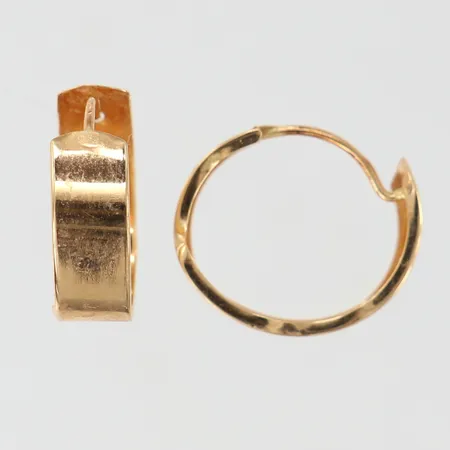 Ett par örhängen Ø14mm bredd ca 5mm buckliga, 18K Vikt: 0,9 g