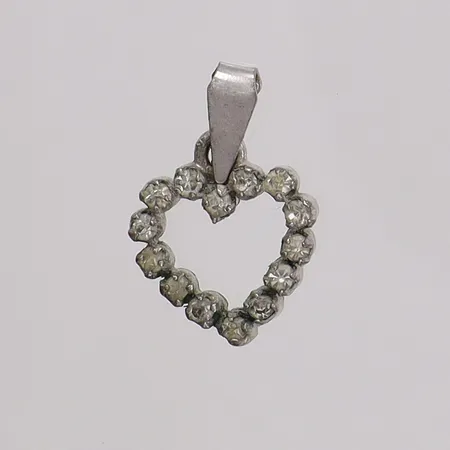 Hänge hjärta med stenar, längd 20,1mm bredd 13,2mm, sneda stenar och klor silver 830/1000 Vikt: 1,7 g