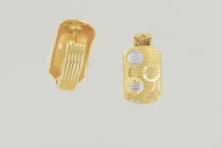 Ett par örhängen bredd 6 mm 21K Vikt: 2,2 g