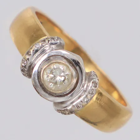 Ring med diamanter 1xca 0,23ct, 16xca0,005ct, stl:17½, bredd 7mm, 18K Vikt: 4,1 g