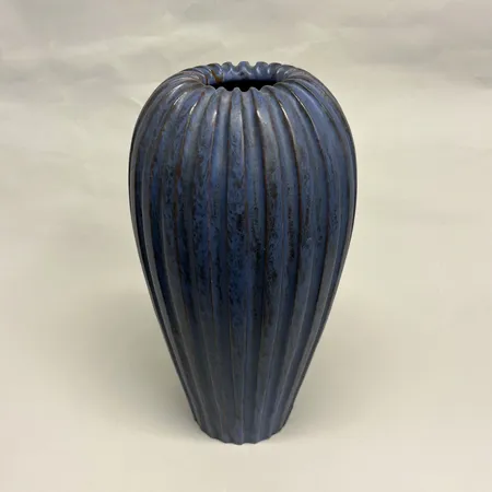 Vas Vicke Lindstrand (1904-1983) för Uppsala Ekeby, höjd 34,5cm, Ø18cm, 1900-talets mitt, hål för vattenavrinning, märkt och signerad, nagg i botten, mindre bruksmärken Specialfrakt, kontakta pantbankskontoret för mer information.