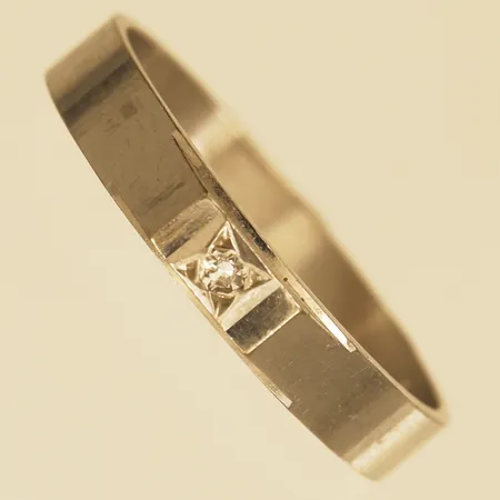 Ring med diamant 1xca0,01ct stl:17½ bredd 3,3mm år 1977 vitguld 18K Vikt: 2,7 g
