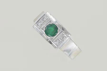 Ring med diamanter 4 x 0,01ct/smaragd, stl:16¾ bredd 7 mm, 18K Vikt: 4,9 g