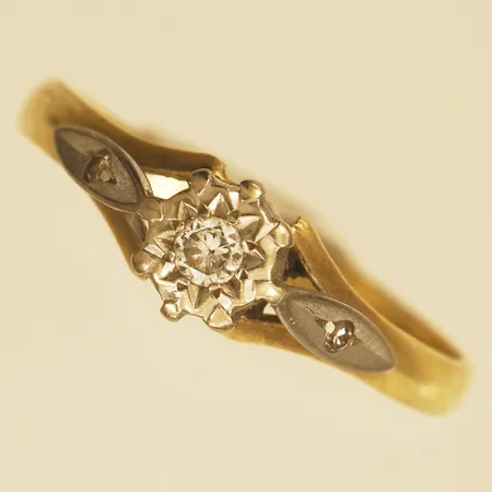 Ring med diamanter 1xca0,05-2xca0,005ct stl:18 bredd 5,8mm fattning i vitguld, gravyr 18K Vikt: 2,6 g