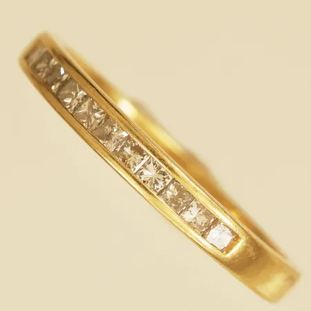 Ring med prinsesslipade diamanter 0,33ctv enligt gravyr stl:17¾ bredd 2,6mm GHA 18K Vikt: 2,8 g