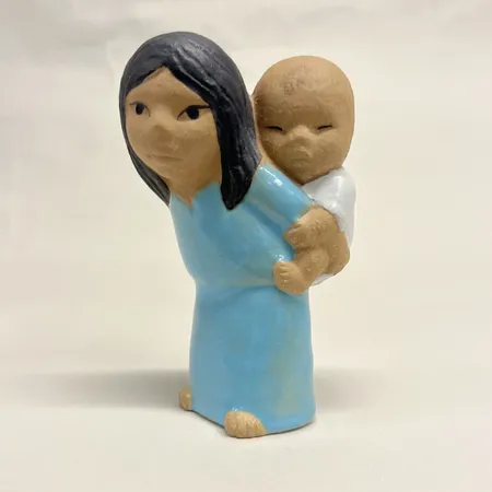 Figurin Öst ur serien All världens barn, formgivare Lisa Larson, Gustavsberg, höjd 13cm, stengods, krackeleringar