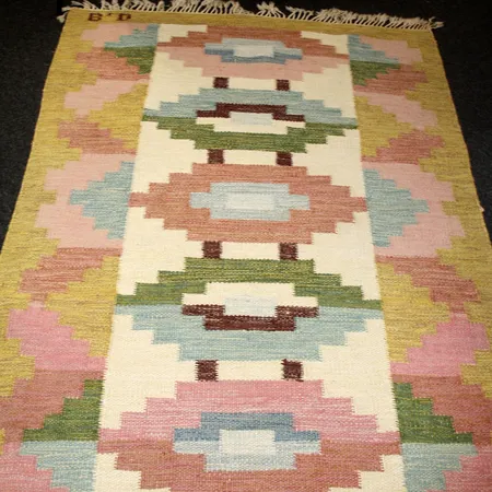 Matta Röllakan signerad B D, 1900-talets andra hälft, mått 136x202cm, bruksslitage. Vikt: 0 g