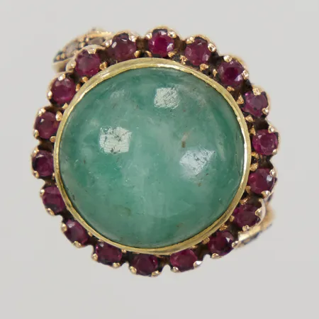 Ring med rubiner rosenslipade diamanter samt cabochonslipad grönsten troligen behandlad smaragd, stl17¾, bredd 3 - 21mm, portugisiska stämplar, smaragd med slitage, guld 19,2K Vikt: 12,6 g